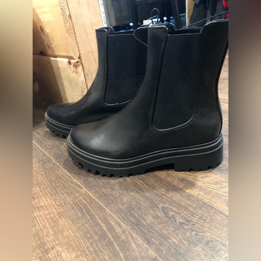 NWT Chelsea boots
